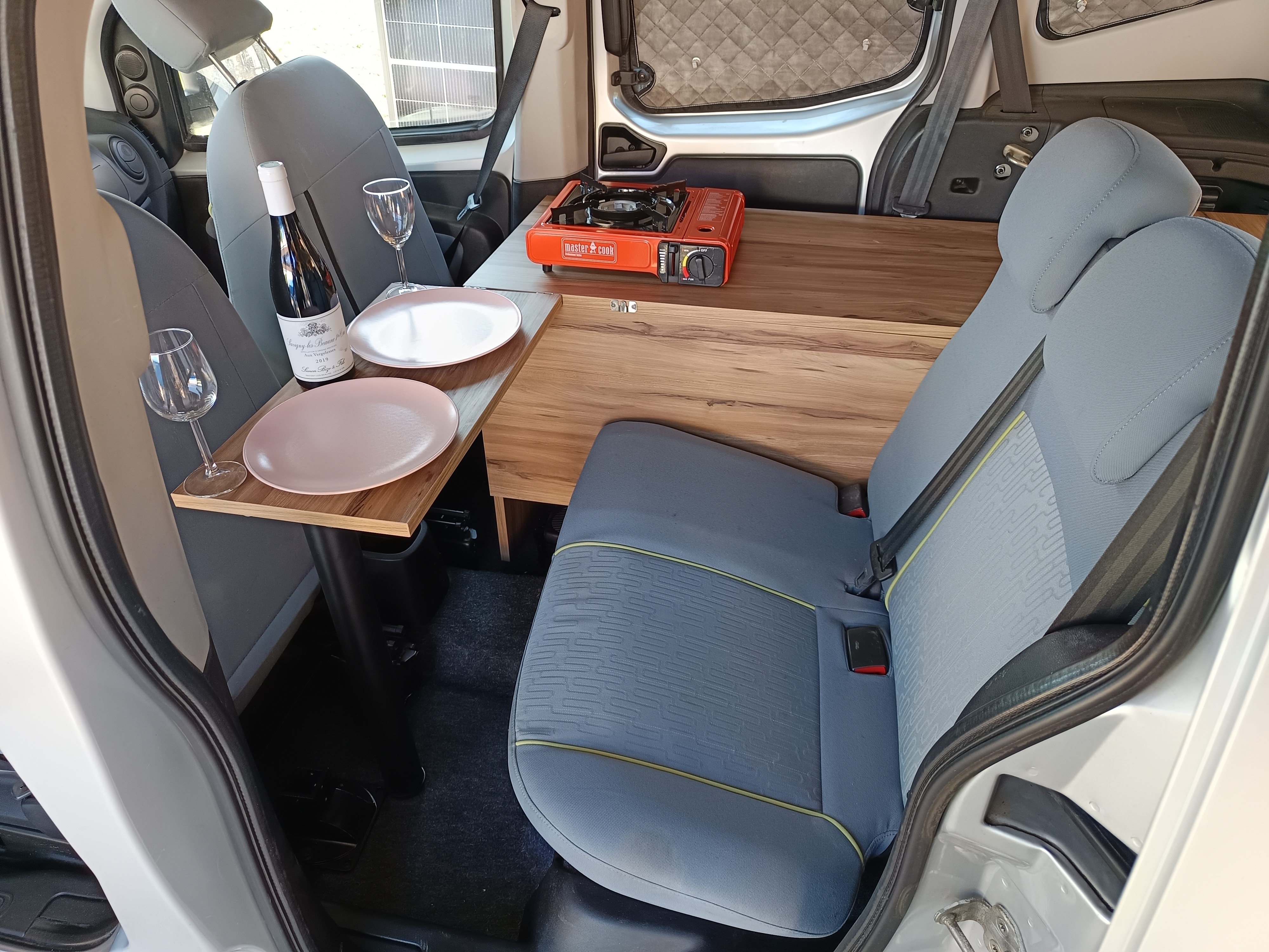 Salon Modulovan avec banquette et table