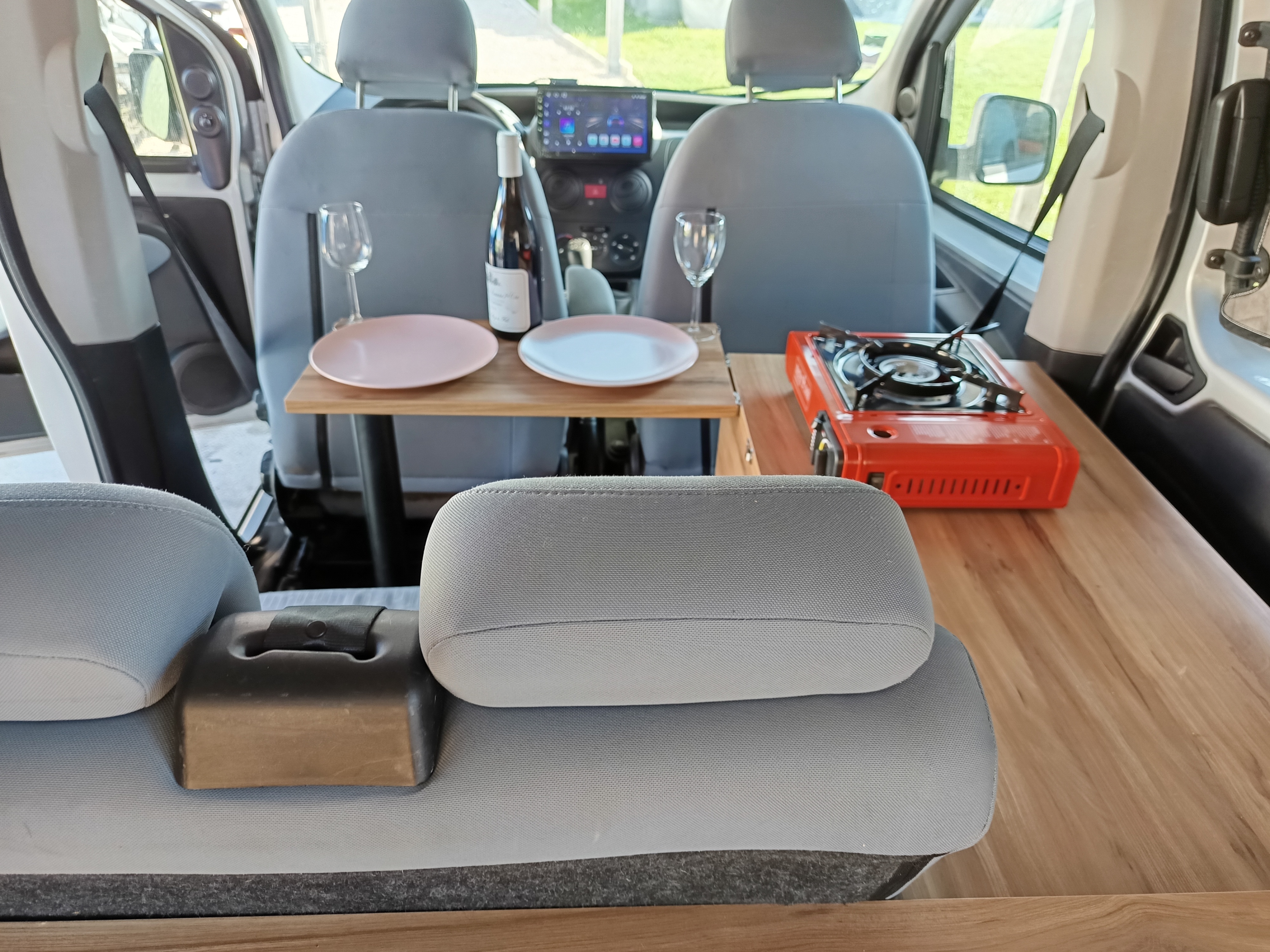 Modulovan campervan compact 4 places avec aménagement intérieur